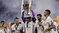 Isco angkat trofi Liga Champions saat perayaan juara (JAVIER SORIANO / AFP)