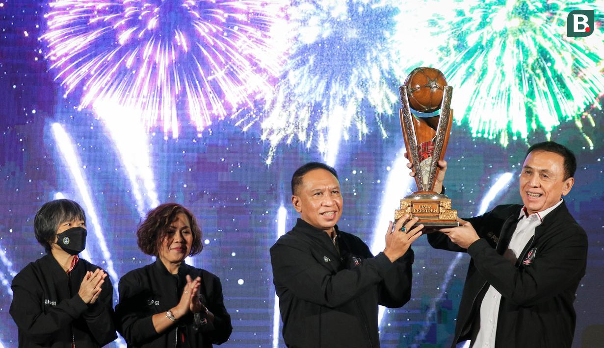 <p>Ketum PSSI, Mochamad Iriawan (kanan) dan Menteri Pemuda dan Olahraga Republik Indonesia, Zainudin Amali mengangkat trofi Piala Presiden 2022 saat konferensi pers Piala Presiden 2022 di Studio Lantai 8 SCTV Tower, Senayan City, Jakarta pada Senin (06/06/2022). (Bola.com/Bagaskara Lazuardi)</p>