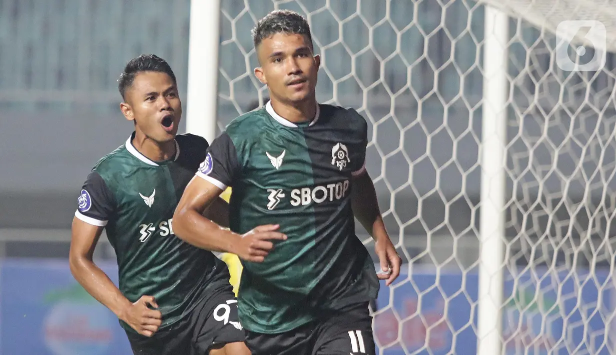 Pemain tengah Persikabo 1973, Gustavo Tocantins (kanan) usai mencetak gol dari titik penalti saat melawan Persebaya Surabaya pada lanjutan pekan pertama BRI Liga 1 Indonesia 2022-2023 di Stadion Pakansari, Kabupaten Bogor, Senin (25/7/2022). Persikabo 1973 berhasil meraih poin penuh usai menumbangkan perlawanan Persebaya Surabaya 1-0. (Liputan6.com/Helmi Fithriansyah)