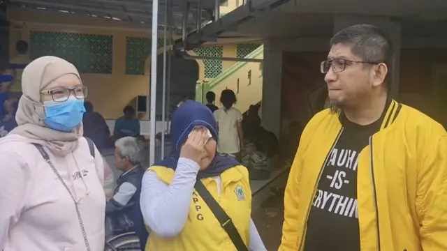 Pengurus DPD Golkar Jakarta Utara (Jakut) membantu dan melayani korban terdampak yang mengungsi di kantor DPD.