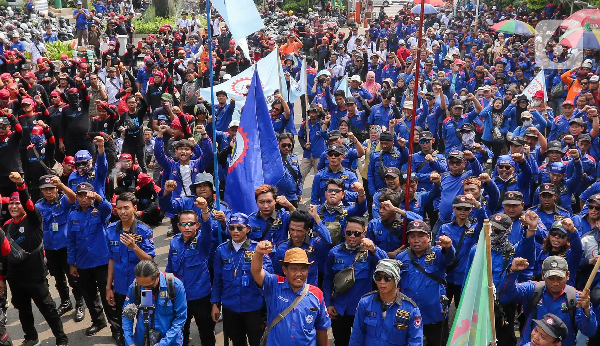 Desakan ini dilakukan seiring putusan Mahkamah Konstitusi (MK) yang mengabulkan sebagian permohonan Partai Buruh terkait jucial review Undang-undang Nomor 6 tahun 2023 tentang Cipta Kerja. (Liputan6.com/Herman Zakharia)