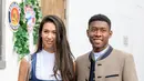 Bek kiri Bayern Munchen, David Alaba bersama pacarnya, Shalimar Heppner saat menikmati akhir dengan mengunjungi festival bir tahunan Oktoberfest di Munich, Jerman, Minggu (7/10). (Matthias Balk/dpa via AP)