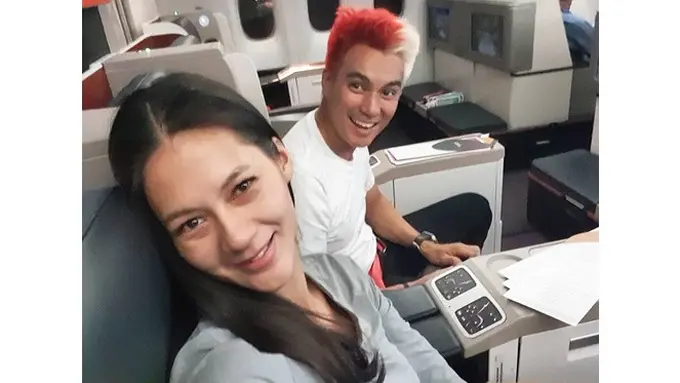 6 Potret Terbaru Baim Wong, Nyentrik dengan Rambut Merah Putih di Spanyol