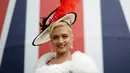 Lana Holloway dari London berpose dengan hiasan kepala di hari pertama ajang pacuan kuda Royal Ascot, Inggris, Selasa (19/6). Seperti biasanya, topi-topi cantik dan unik menjadi properti wajib bagi para bangsawan wanita yang hadir. (AP/Tim Ireland)