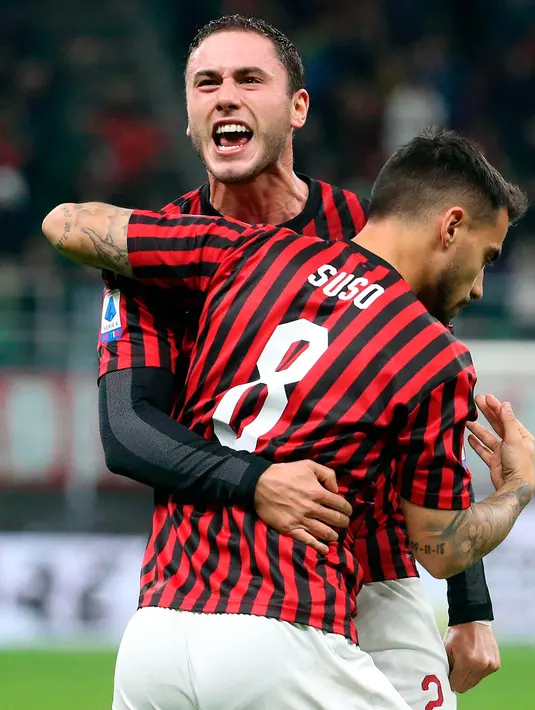 Pemain AC Milan Suso (depan) bersuka ria dengan rekan setimnya Davide Calabria setelah mencetak gol ke gawang SPAL pada pertandingan Liga Italia di Stadion San Siro, Milan, Italia, Kamis (31/10/2019). AC Milan menang 1-0 atas SPAL. (Matteo Bazzi/ANSA via AP)