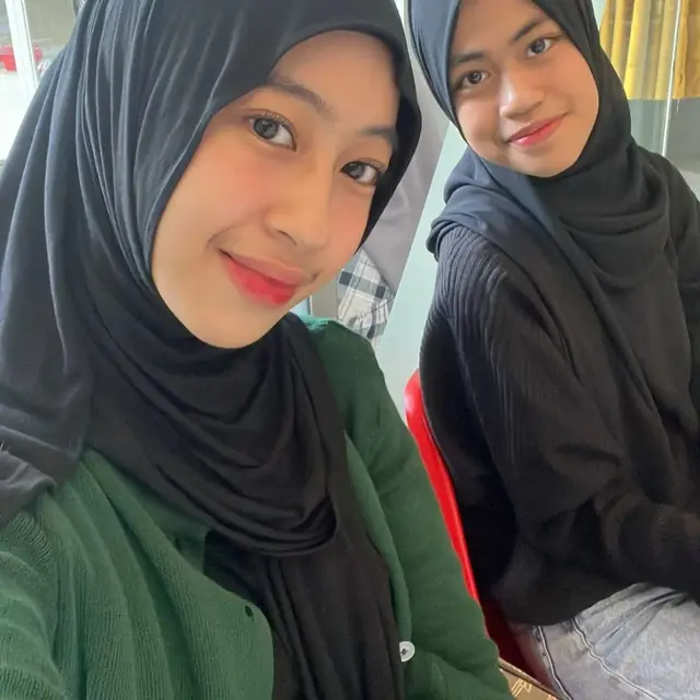 6 Potret Kebersamaan Ayla Azuhro dan Adiba Khanza, Kakak Adik Selalu Kompak