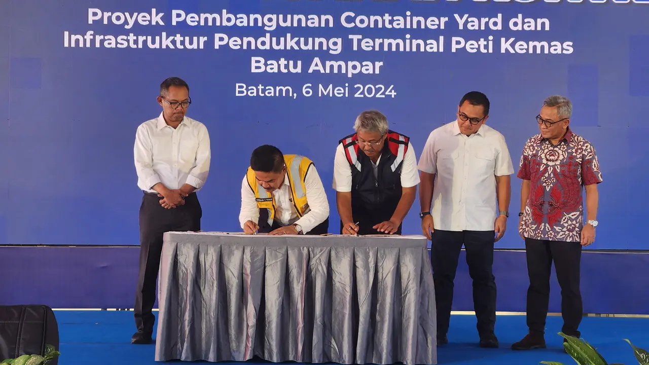 Pelaksanaan penandatanganan PT WSBP Tbk dengan PT Persero Batam dalam rencana pembangunan terminal peti kemas Batu Ampar, Batam. (Liputan6.com/Dicky Agung Prihanto)