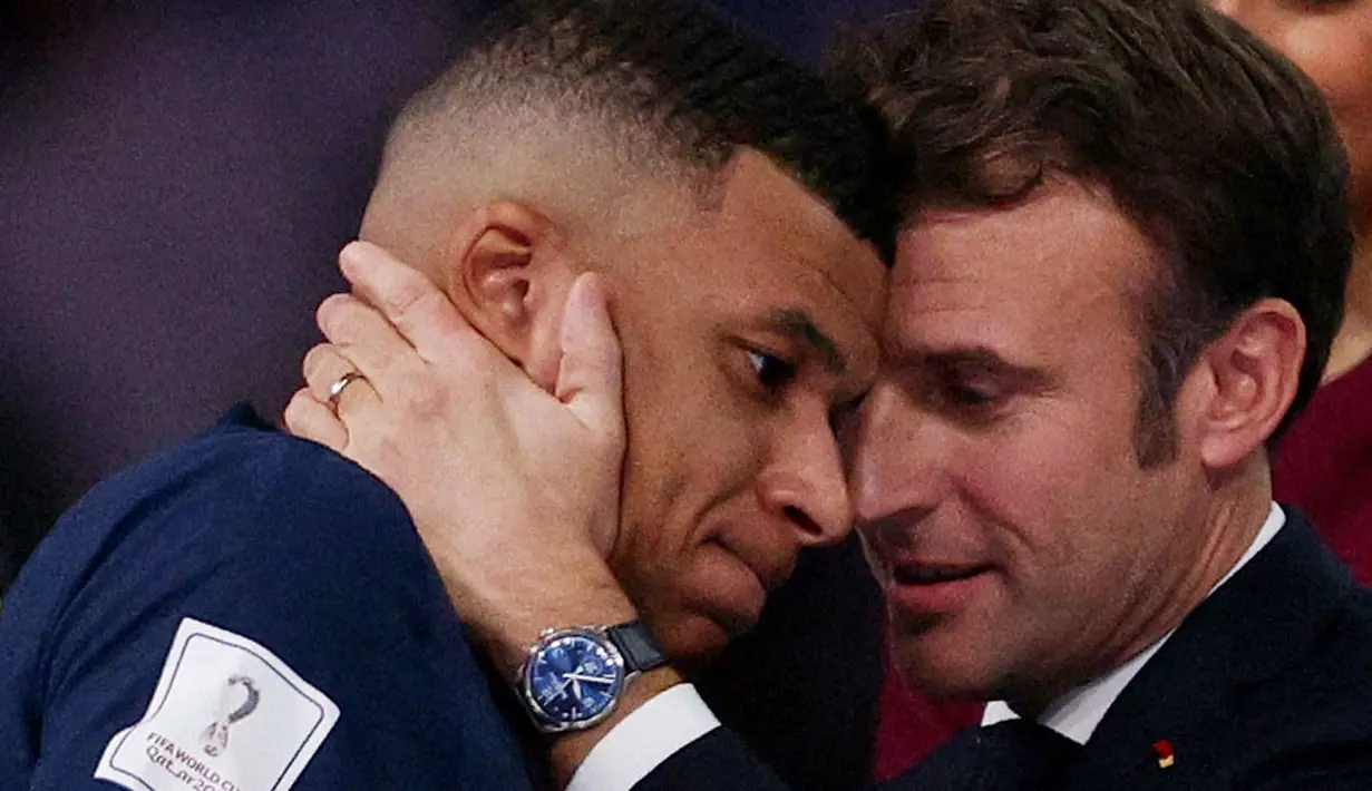 Presiden Prancis, Emanuel Macron sampai harus turun langsung ke lapangan untuk menenangkan sang pemain. (AFP/Adrian Dennis)