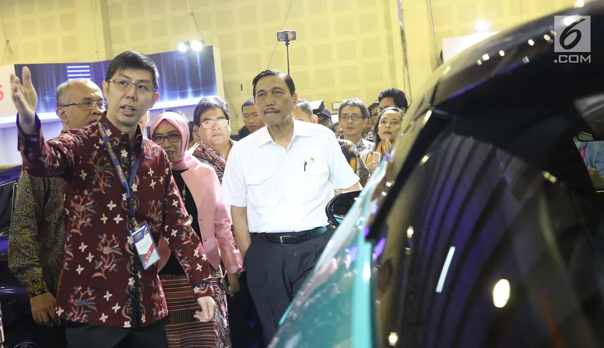 Menteri Koordinator Bidang Kemaritiman, Luhut Binsar Panjaitan (kanan) saat meninjau gelaran Indonesia Electric Motor Show (IEMS) 2019 di Jakarta, Rabu (4/9/2019). Pameran khusus kendaraan listrik ini bertajuk Electric Vehicle for Smart Transpotation. (Liputan6.com/Helmi Fithriansyah)