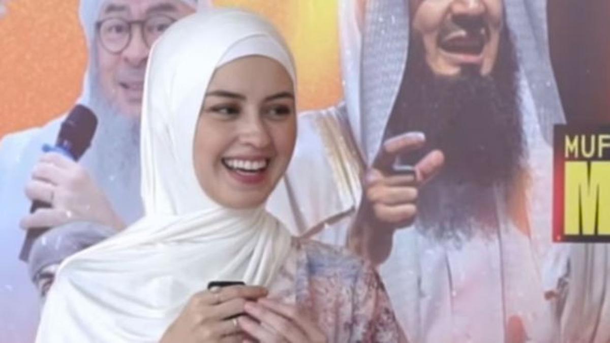 Kimberly Ryder Pamerkan Kecantikan Berbalut Hijab, Tampilan Baru Curi Perhatian