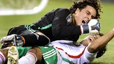 Kiper Meksiko, Guillermo Ochoa dan Carlos Vela merayakan keberhasilan timnya memenangi adu penalti lawan Kosta Rika di laga semifinal CONCACAF Gold Cup di Soldier Field, Chicago, 21 Juli 2009. AFP PHOTO/TIMOTHY A. CLARY 
