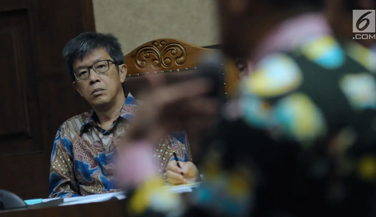 Mantan Dirut PT Quadra Solutions, Anang Sugiana Sudihardjo menyimak keterangan saksi pada sidang lanjutan dugaan korupsi pengadaan E-KTP di Pengadlian Tipikor, Jakarta, Kamis (26/4). Sidang mendengar keterangan saksi. (Liputan6.com/Helmi Fithriansyah)