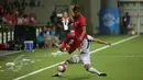 Pemain depan timnas Singapura U-23, Irfan Fandi Ahmad (kiri) melompat menghindari tackling pemain Filipina saat laga grup A Sea Games 2015 di Stadion Jalan Besar, Singapura, Senin (1/6/2015). Singapura unggul 1-0. (Liputan 6.com/Helmi Fithriansyah)