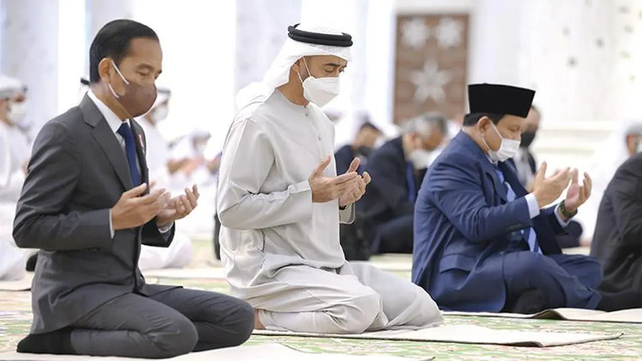 Menhan Prabowo Salat Jumat Bareng Jokowi dan MBZ