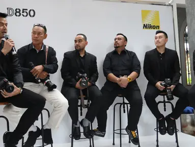 Nikon Icon Dion Wiyoko dan Gading Marten bersama para fotografer profesonal saat mengulas kamera Nikon D850 dalam peluncuran kamera Nikon D850 di Jakarta, Senin (29/1). Digital SLR Nikon FX-format ini dibekali 45,7 megapixels. (Liputan6.com/Angga Yuniar)