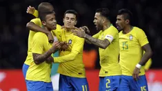 Para pemain Brasil merayakan gol yang dicetak oleh Gabriel Jesus pada laga persahabatan di Stadion Olympiastadion, Berlin, Selasa (27/3/2018). Jerman takluk 0-1 dari Brasil. (AP/Michael Sohn)