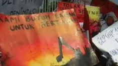 Dua orang tewas terbakar setelah Sepeda Motor yang mereka kemudikan bertabrakan.