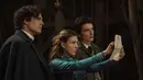 Setelah berhasil menyelesaikan kasus pertamanya, Enola Holmes (Millie Bobby Brown) kini resmi menjalani profesi kakaknya yang lebih dulu tenar, Sherlock (Henry Cavill). (Foto: Netflix)