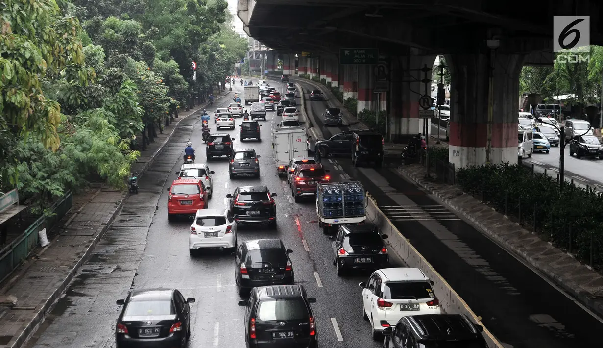 Kendaraan melintas di Jalan Ahmad Yani, Jakarta, Senin (25/6). Sistem ganjil genap untuk mobil pribadi juga akan diterapkan di Jalan arteri Pondol Indah, Jalan Rasuna Said, dan Jalan Benyamin Sueb. (Merdeka.com/Iqbal Nugroho)