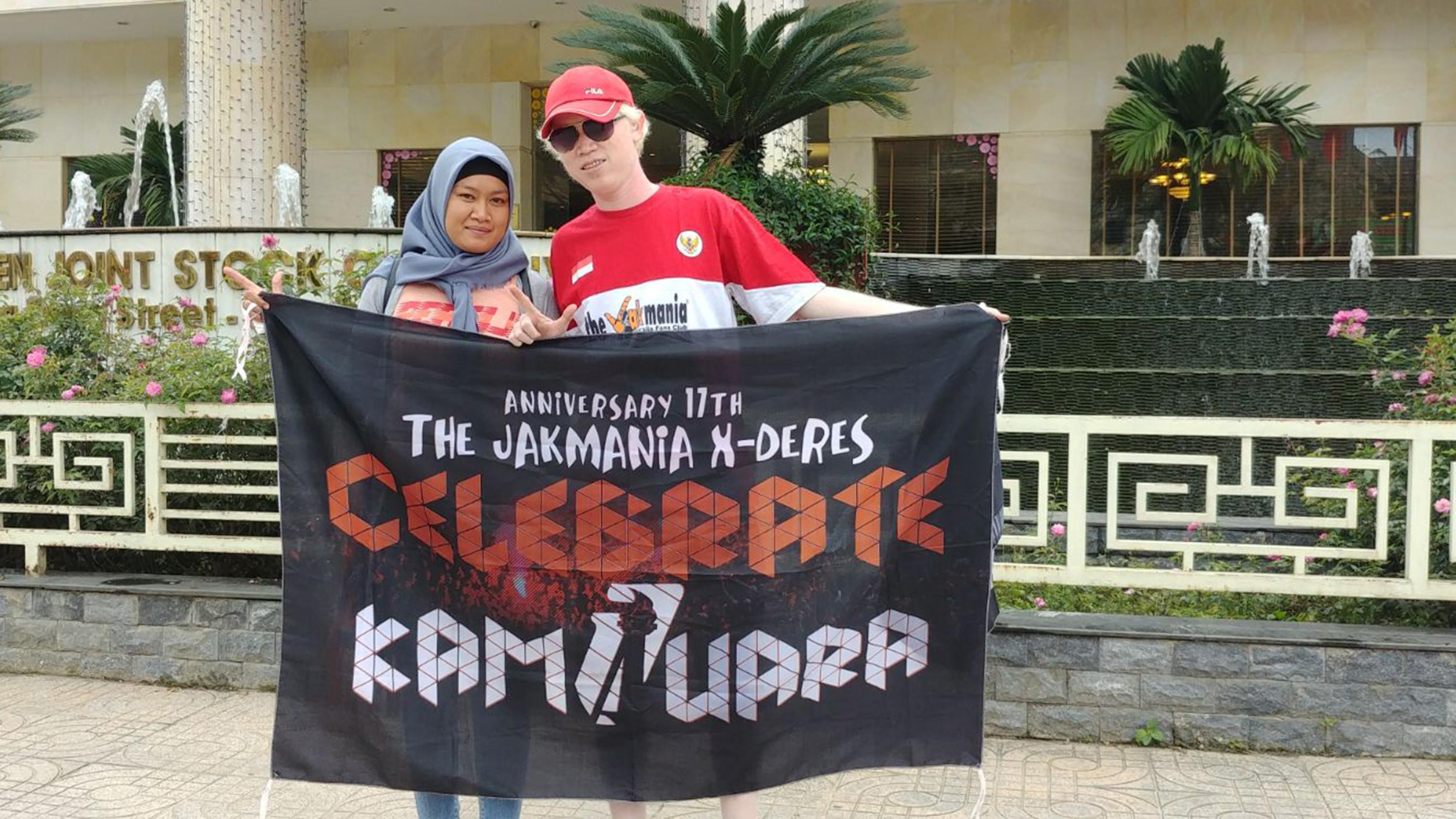 Sepasang The Jakmania berpose di depan Hotel Saigon Kimlien tempat Persija Jakarta menginap di Vinh, Vietnam, Selasa (6/3/2018). Persija akan melawan wakil Vietnam, Song Lam Nghe An pada laga Piala AFC. (Bola.com/Reza Khomaini)