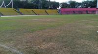 Kondisi terkini Stadion H. Agus Salim, Padang. Rumput menguning. (Bola.com/Arya Sikumbang)