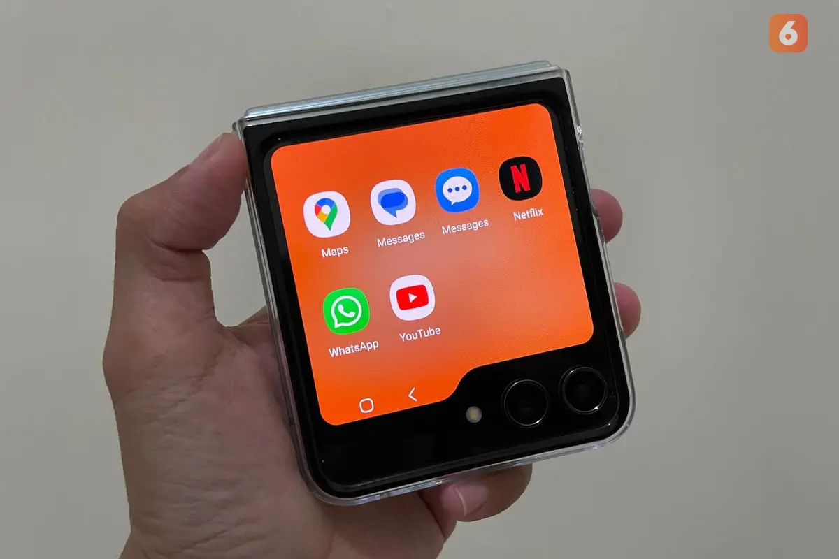 Cover screen Galaxy Z Flip 5 untuk membuka berbagai aplikasi