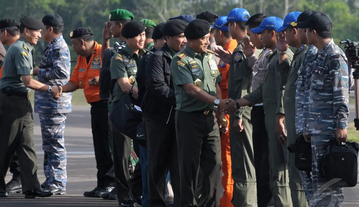 Panglima TNI Jenderal Moeldoko menyalami anggota Tim SAR gabungan saat tiba di Lanud Iskandar, Pangkalan Bun, Kalteng, Kamis (8/1/2015).  Moeldoko akan memimpin  pengangkatan ekor pesawat AirAsia QZ8501. (Liputan6.com/Andrian M Tunay)