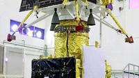ISRO berharap untuk memeriksa kawah perangkap es cair yang berisi catatan fosil tata surya awal, yang mengarah ke pemahaman tentang evolusi Bulan. Foto ini adalah Vikram yang dipasang di atas Orbiter. (ISRO)