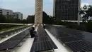 Teknisi melakukan pemeriksaan instalasi panel surya di Masjid Istiqlal, Jakarta, Kamis (3/9/2020). Sebanyak 506 panel surya dengan kapasitas untuk pencahayaan area masjid dengan total daya sebesar 150.000 watt atau setara dengan daya 115 rumah dengan langganan 1300 watt. . (merdeka.com/Imam Buhori)