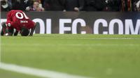 Penyerang Liverpool, Sadio Mane berselebrasi usai mencetak gol ke gawang Everton pada pertandingan lanjutan Liga Inggris di Stadion Anfield, Rabu (4/12/2019). Liverpool menang telak 5-2 atas Everton. (AP Photo/Jon Super)