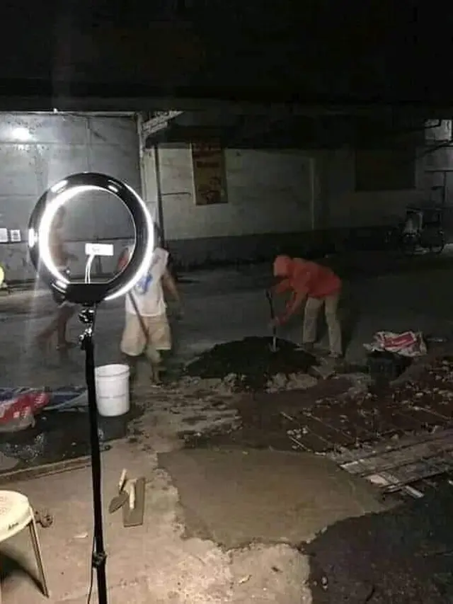 6 Kelakuan Kocak Tukang Bangunan saat Menyemen Ini Bikin Tepuk Jidat