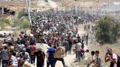 Orang-orang membawa kotak-kotak berisi pasokan bantuan dari Gaza Humanitarian Foundation (GHF), sebuah kelompok bantuan swasta yang didukung oleh Amerika Serikat (AS) yang telah melewati sistem yang telah lama dipimpin oleh PBB di wilayah tersebut, dari pusat distribusi bantuan di Jalur Gaza tengah pada 29 Mei 2025. (Eyad BABA/AFP)