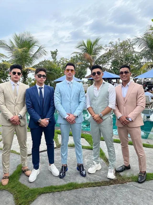 Para 'pengawal' Venna Melinda di momen pernikahannya. (Foto: Instagram/athallanaufal7)