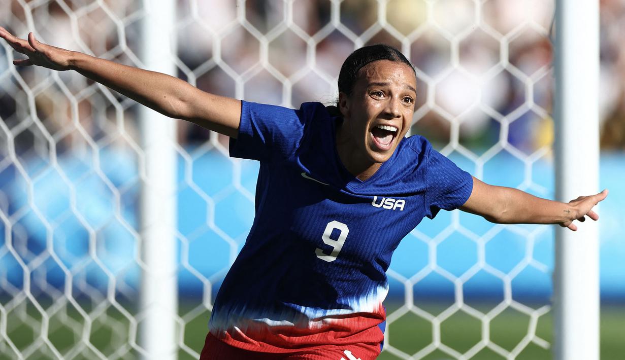 Pemain Amerika Serikat, Mallory Swanson melakukan selebrasi setelah mencetak gol ke gawang Brasil pada laga final Olimpiade Paris 2024 yang berlangsung di Parc des Princes, Paris Prancis, Sabtu (10/08/2024) waktu setempat. (AFP/Franck Fife)