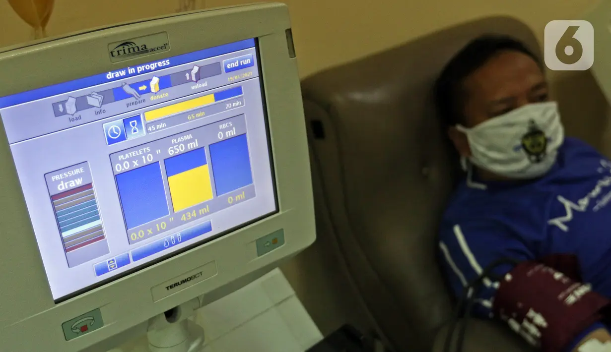 Penyintas COVID-19 melakukan donor plasma konvalesen di PMI DKI Jakarta, Selasa (19/1/2021). Sebanyak 307 penyintas COVID-19 per 1 hingga 15 Januari 2021 telah mendonorkan plasma konvalesen. (Liputan6.com/Herman Zakharia)