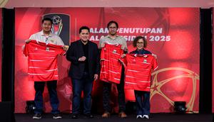 Ketua Umum PSSI, Erick Thohir (kedua kiri) berfoto bersama dengan Ketua Steering Committee (SC) Piala Presiden 2025, Maruarar Sirait (kiri), Programming Director SCM, Harsiwi Achmad (kanan), dan perwakilan PricewaterhouseCoopers (PwC) sambil memegang jersey Timnas Indonesia bertanda tangan pelatih baru John Herdman dalam acara Malam Penutupan Piala Presiden 2025 di Studio 8 SCTV Tower, Senayan City, Minggu (12/04/2026) malam WIB. (Bola.com/Bagaskara Lazuardi)