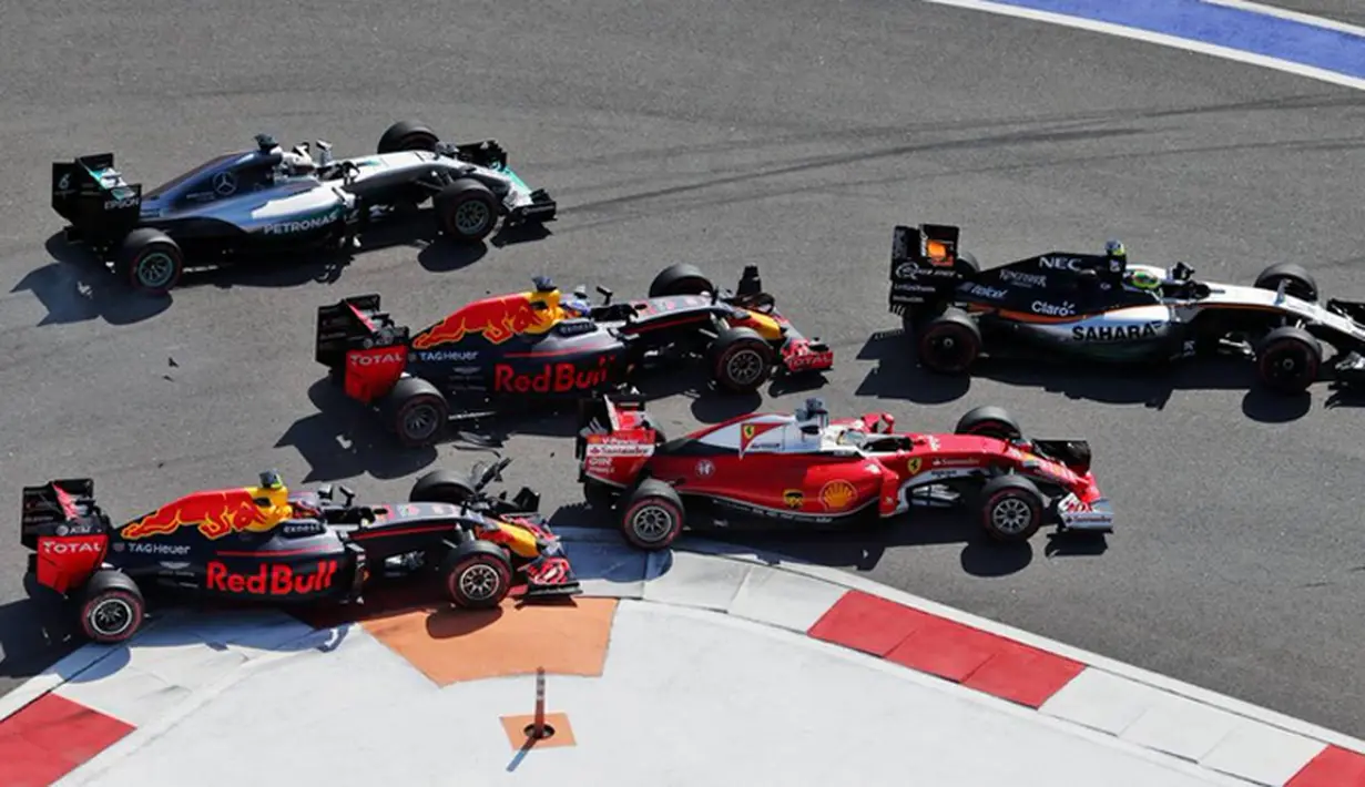 Tabrakan juga melibatkan pebalap Ferrari, Sebastian Vettel, dan pebalap Red Bull, Daniil Kvyat, di tikungan kedua lap pertama  F1 GP Rusia di Sirkuit Sochi Autodrom, Rusia, Minggu (1/5/2016). (Bola.com/Twitter/F1)