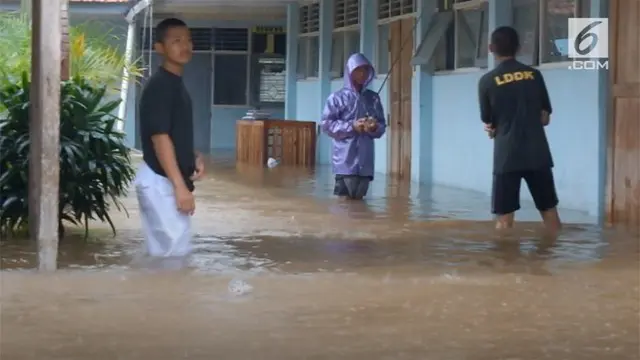 Akibat banjir setinggi satu meter, sebuah sekolah harus diliburkan.