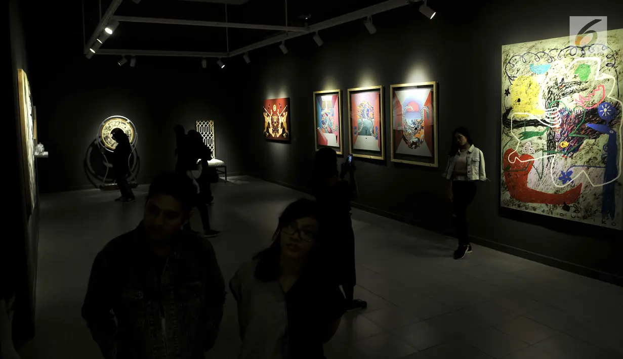 Pengunjung melihat salah satu karya yang dipamerkan dalam Manifesto 6.0 "Multipolar: Seni Rupa 20 Tahun Setelah Reformasi" di Galeri Nasional, Jakarta, Senin (7/5). (Merdeka.com/Iqbal Nugroho)
