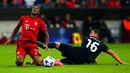 Gelandang Muenchen, Kingsley Coman (kiri) kesakitan saat dilanggar Gelandang Dinamo Zagreb, Arijan Ademi pada laga Liga Champions di Allianz Arena, Jerman (30/9/2015). Muenchen menang telak atas Dinamo Zegreb dengan skor 5-0. (REUTERS/Michael Dalder)