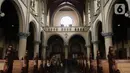 Pekerja membersihkan kursi saat melakukan persiapan jelang ibadah Natal di Gereja Katedral, Jakarta, Jumat (23/12/2022). Menjelang peringatan Natal pada Minggu (25/12) mendatang, Gereja Katedral Jakarta melakukan persiapan bersih-bersih dan pemasangan dekorasi. (Liputan6.com/Herman Zakharia)