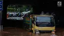 Truk berusaha menerobos banjir di terowongan Dukuh Atas, Jakarta, Senin (11/12). Akibat banjir setinggi satu meter tersebut, banyak kendaraan yang mogok, dan jalan tidak dapat diakses warga. (Liputan6.com/Faizal Fanani)