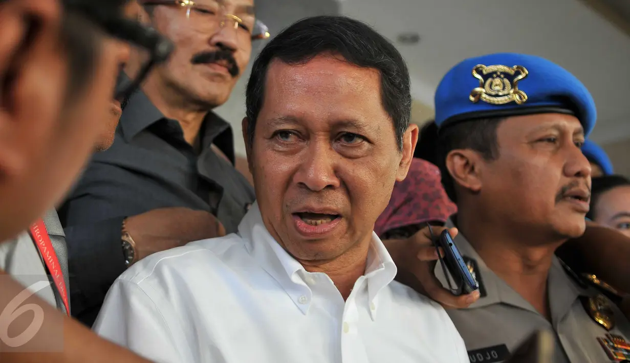 Direktur Utama PT Pelindo II, Richard Joost Lino memberikan keterangan kepada wartawan usai menjalani pemeriksaan di Bareskrim Mabes Polri, Jakarta, (18/11/2015). RJ Lino diperiksa selama 6 jam dengan 12 pertanyaan. (Liputan6.com/Gempur M Surya)