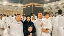 Anang Hermansyah, Ashanty, Azriel, Arsy dan Arsya baru saja menyelesaikan ibadah umrah. (Foto: Instagram/@arsya.hermansyah)