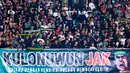 Pemandangan langka dan indah tersaji saat laga Persija Jakarta vs Persebaya Surabaya di Stadion Utama Gelora Bung Karno (SUGBK), Jakarta. (Bola.com/M Iqbal Ichsan)