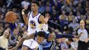 Duel pemain Memphis Grizzlies, Ben McLemore (kanan) dan pemain Warriors, Patrick McCaw #0 pada laga NBA basketball games di ORACLE Arena, Oakland (20/12/2017). Warriors menang 97-84.   (Ezra Shaw/Getty Images/AFP)