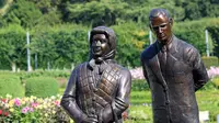 Patung mendiang Ratu Elizabeth II dan Pangeran Philips di Antrim Castle Garden, Irlandia Utara. (dok. Facebook Antrim and Newtonabbey Borough)