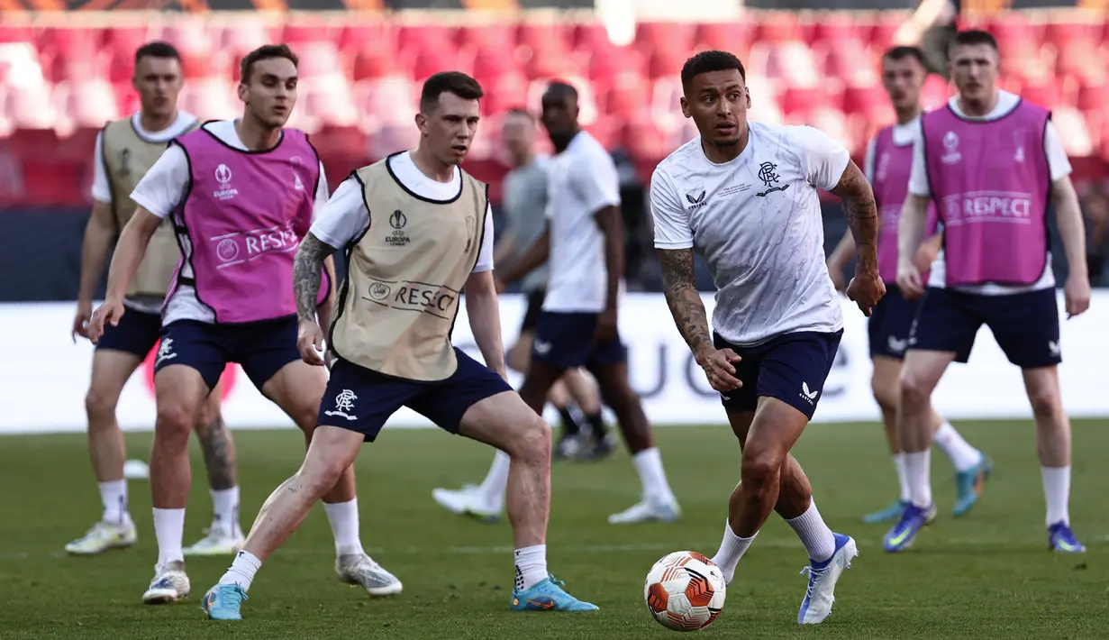 <p>Para pemain Rangers berlatih selama sesi latihan di Stadion Ramon Sanchez-Pizjuan di Seville, Spanyol (17/5/2022). Glasgow Rangers dan Eintracht Frankfurt menggelar sesi latihan di stadion jelang final Liga Europa di Seville. (AP Photo/Pablo Garcia)</p>