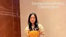 Shenina Cinnamon terlihat cerah dengan shirt dress bordir dan crop top wastra sebagai luaran [@sheninacinnamon]