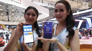 Model menunjukkan aplikasi terbaru E-Contract pada pameran GIIAS 2019 di ICE BSD, Tangerang, Sabtu (20/7/19).  Astra Credit Companies (ACC) meluncurkan E-Contract yang memudahkan pelanggan dan diler melakukan tanda tangan kontrak pembiayaan digital kapan dan di mana saja. (Liputan6.com/Angga Yuniar)